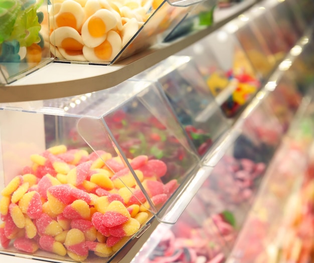 Dulces coloridos en la tienda de dulces