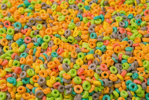 Dulces copos multicolores, asas de cereales como fondo.