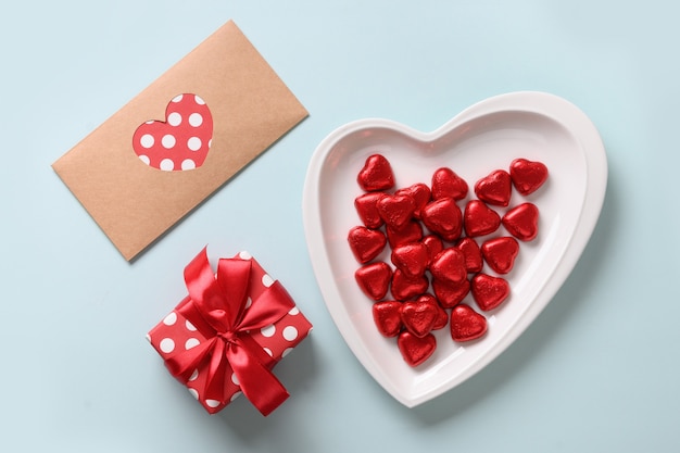 Dulces de corazón rojo, carta de amor y regalo.