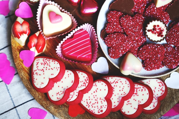 Dulces corazones chocolate y mazapán para san valentín Regalos para enamorados