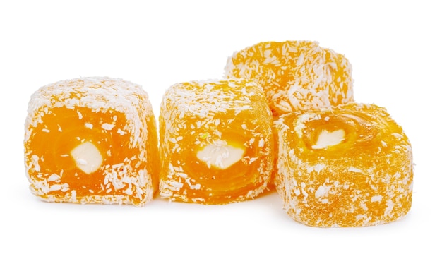 Dulces delicia turca amarillo aislado en blanco