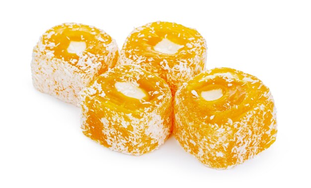 Dulces delicia turca amarillo aislado en blanco