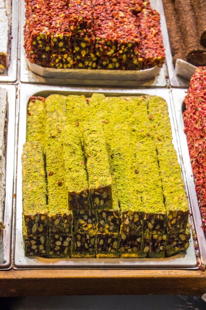 Dulces de delicias turcas de estilo tradicional en el bazar