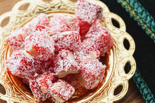 Dulces delicias turcas en una placa oriental de metal cerrar