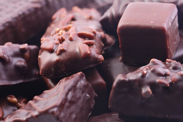 Dulces de diferentes tipos de chocolate.