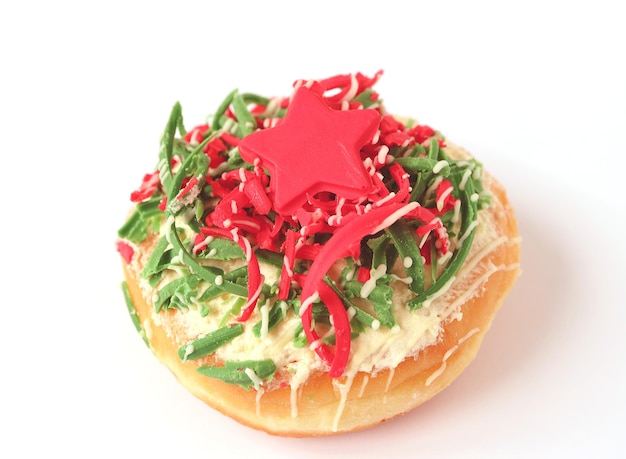 Dulces de donuts decorados con Navidad roja y verde sobre fondo blanco