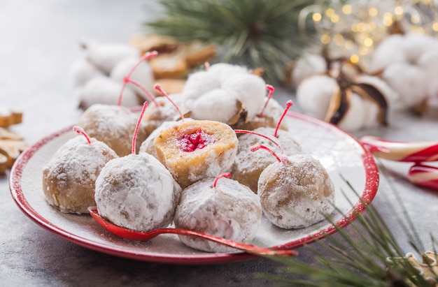 Dulces dulces de Navidad en la mesa de postres