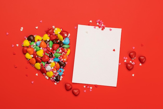 Dulces dulces y tarjeta de felicitación en blanco para sus saludos