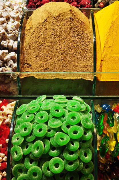 Dulces y especias orientales. Venta en el bazar de la ciudad. Primer plano, fondo, textura.