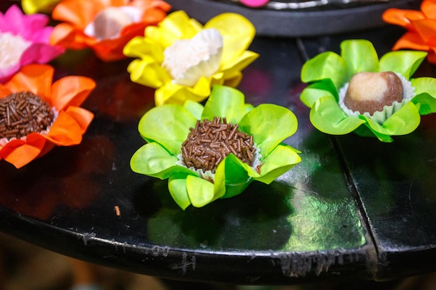 Dulces de fiesta en una mesa negra