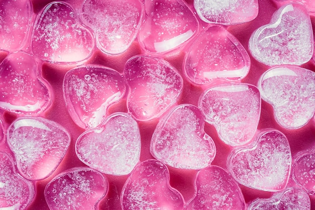 dulces en forma de corazón sobre un fondo rosa