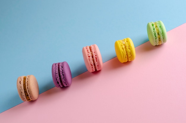 Dulces galletas de colores macarrones en colores pastel colores