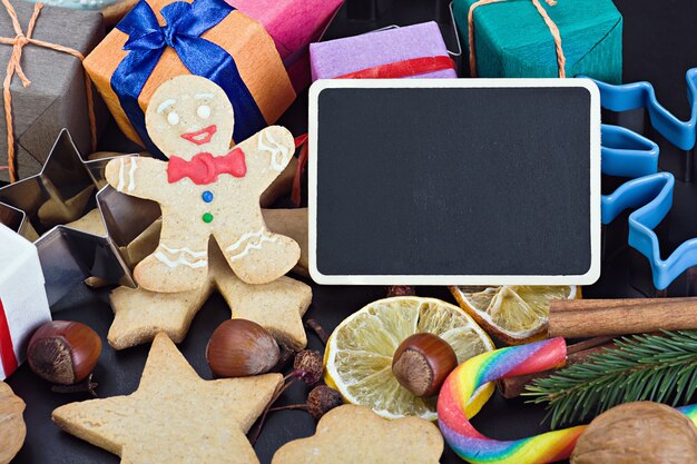 Dulces y galletas para navidad y una pizarra