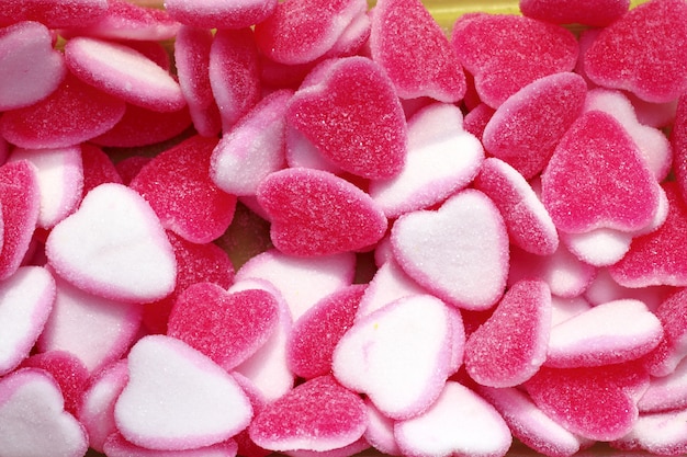 Dulces de gelatina dulces en forma de corazón blanco rosa