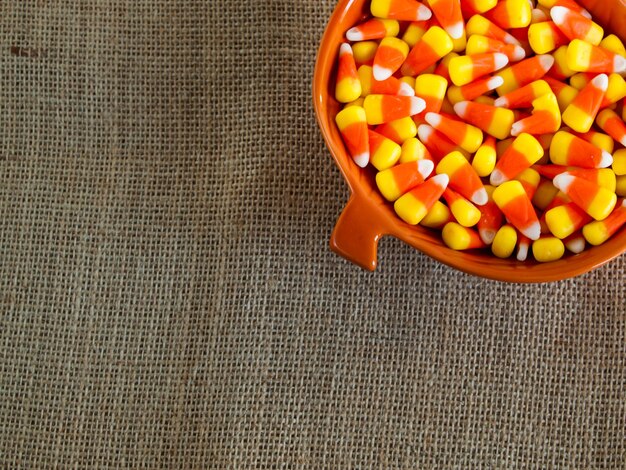 Dulces de Halloween tradicionales dulces de maíz en un tazón de naranja.