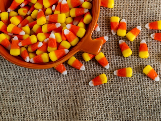 Dulces de Halloween tradicionales dulces de maíz en un tazón de naranja.