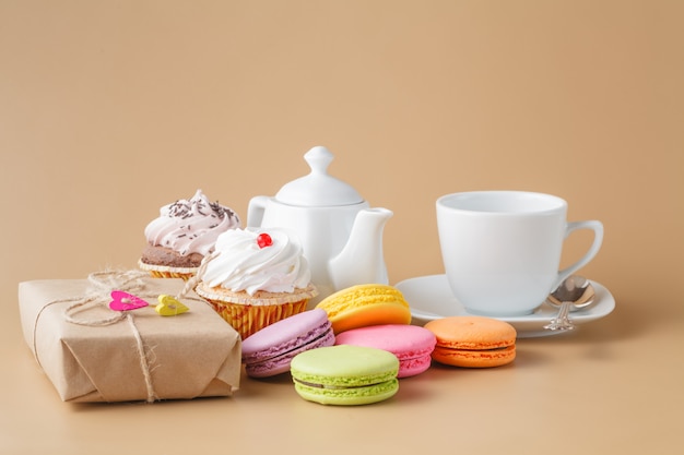 Dulces y hermosos macarrones franceses con caja de regalo. Postre