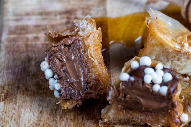 Dulces de hojaldre fino con relleno de chocolate y miel