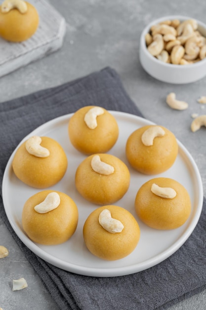 Dulces indios Besan Laddu o Laddoo Harina de garbanzos asados con ghee y azúcar Enfoque selectivo