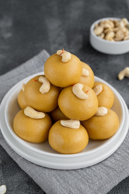 Dulces indios Besan Laddu o Laddoo en un plato Harina de garbanzo tostado con ghee y azúcar