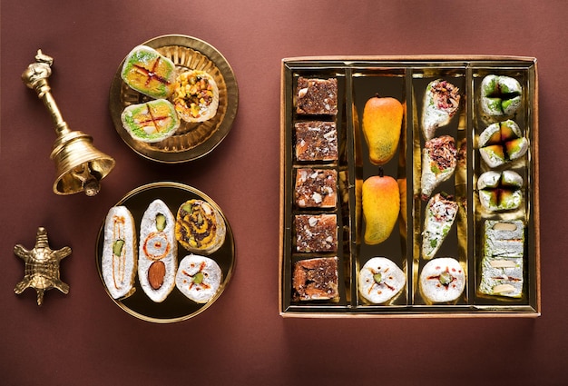 Dulces indios y Mithai en una caja y un plato Concepto del festival de Diwali vista plana superior