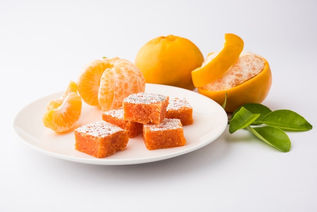 Foto dulces indios orange burfi o tarta de naranja o santra burfi en hindi, comida favorita del festival de la india central