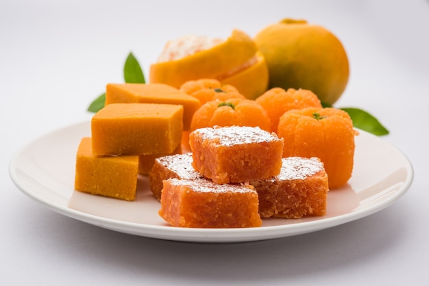 Dulces indios Orange Burfi o tarta de naranja o santra burfi en hindi, comida favorita del festival de la India central