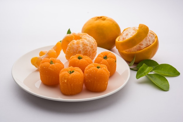 Dulces indios Orange Burfi o tarta de naranja o santra burfi en hindi, comida favorita del festival de la India central