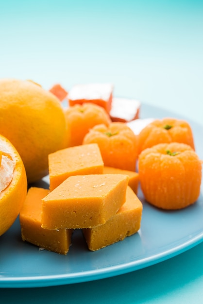 Dulces indios Orange Burfi o tarta de naranja o santra burfi en hindi, comida favorita del festival de la India central