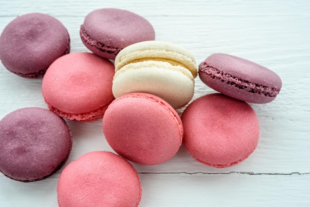 Dulces macarons sobre un fondo blanco Pasteles de moda