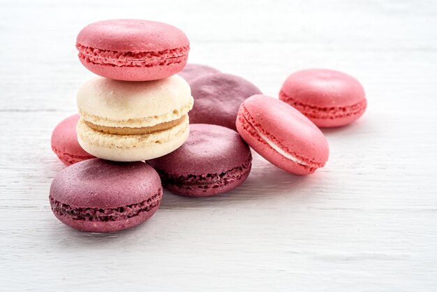 Dulces macarons sobre un fondo blanco Pasteles de moda