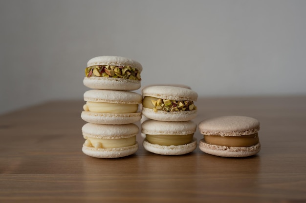 Dulces macarrones de postre en una mesa de madera