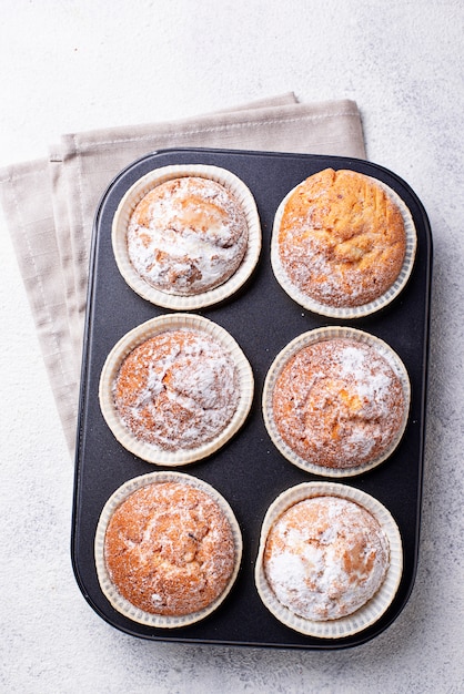 Dulces magdalenas caseras en plato de apoyo