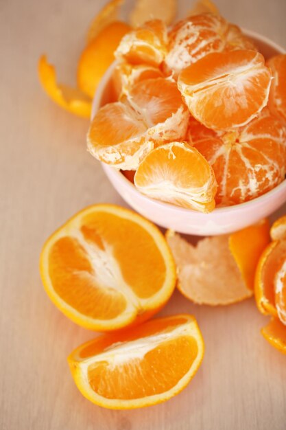 Dulces mandarinas y naranjas en primer plano de la mesa