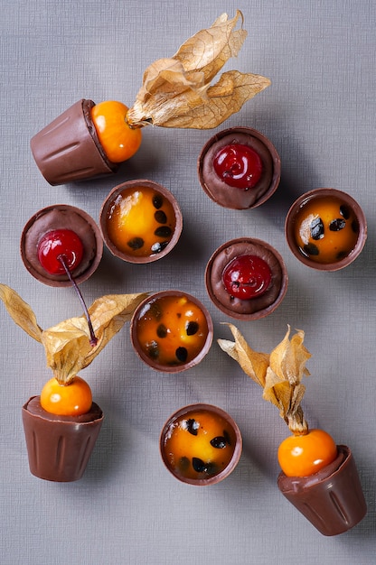 Dulces con maracuyá y cerezas