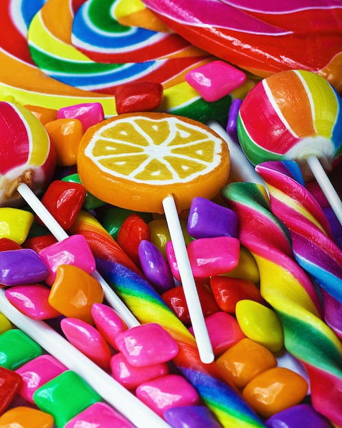 Dulces multicolores y chicles