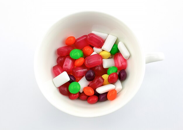 dulces multicolores en una taza blanca