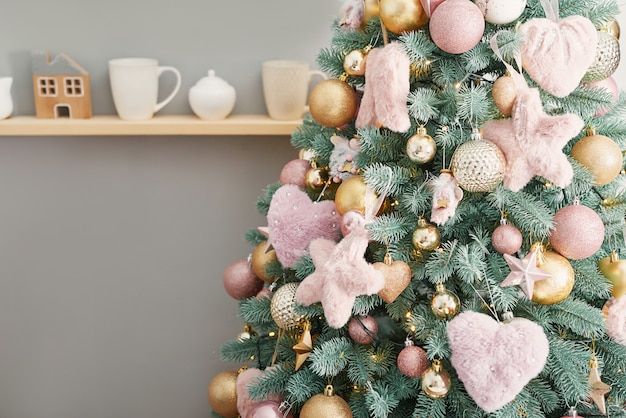 Dulces de Navidad en el fondo del árbol de Navidad. Rosa decorado navidad. ¡Feliz año nuevo! Postre tradicional de año nuevo. Copia espacio