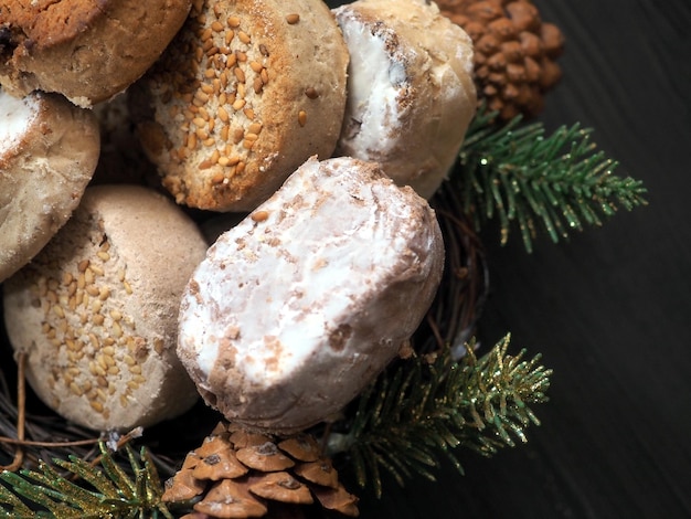 Dulces navideños españoles Estepa Polvoron Mantecado Nevaditos ramas de árbol de Navidad y conos