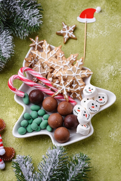 Dulces navideños galletas y malvaviscos