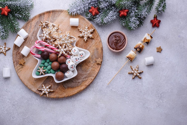 Dulces navideños galletas y malvaviscos