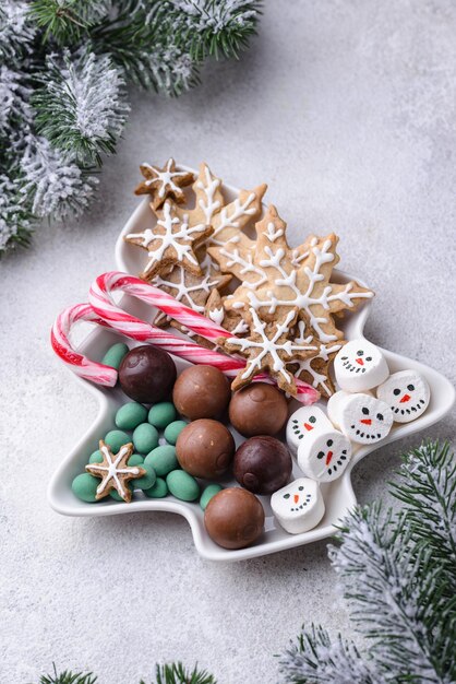 Dulces navideños galletas y malvaviscos