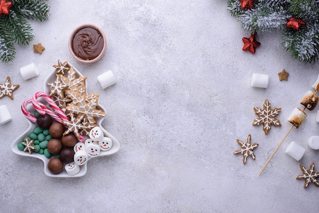 Dulces navideños galletas y malvaviscos