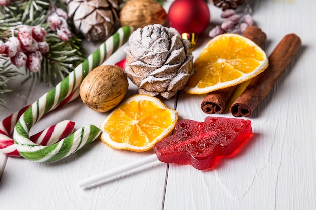 Dulces navideños y ramas de abeto con piñas.