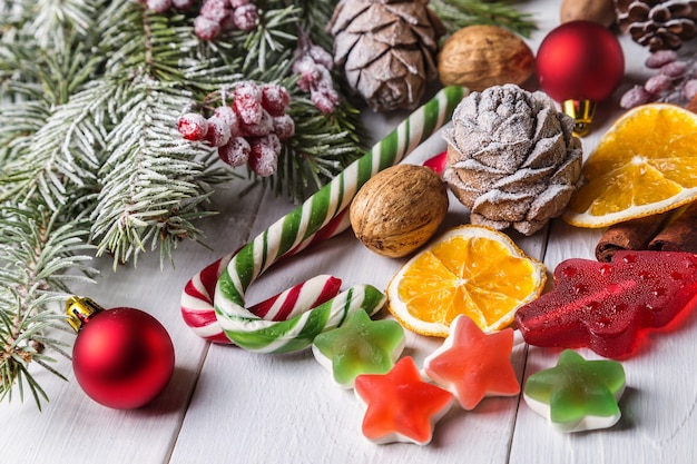 Dulces navideños y ramas de abeto con piñas.