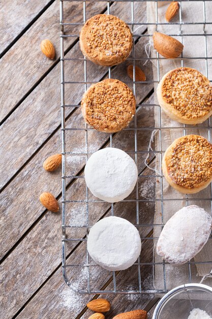 Dulces navideños típicos españoles mantecados y polvorones