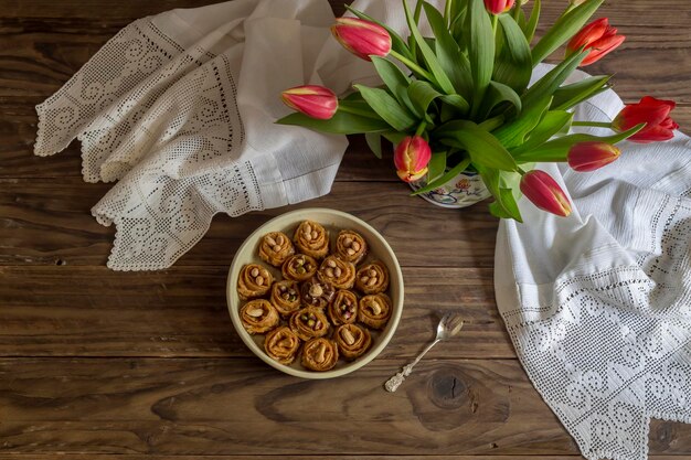 Dulces orientales baklavadakia sobre un fondo de madera