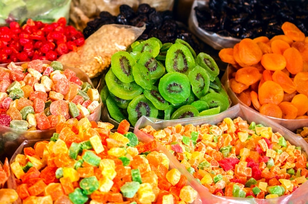 Dulces orientales y caucásicos en el mercado en Tbilisi.