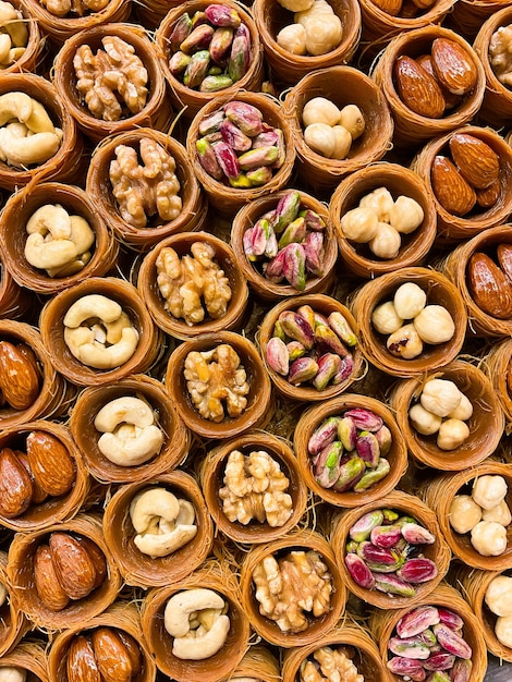 Dulces orientales de cerca Baklava con pistachos