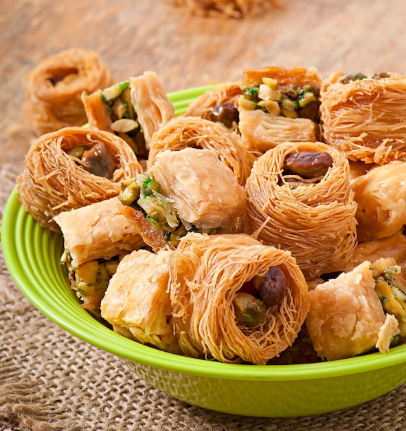 Dulces orientales en mesa de madera